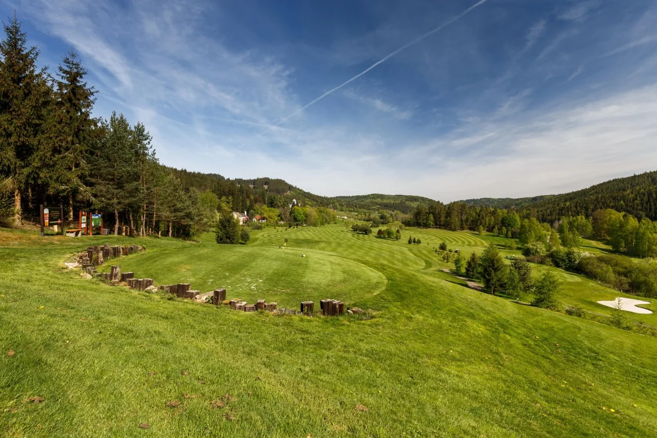 Golfbanan i det gröna landskapet vid Cihelny
