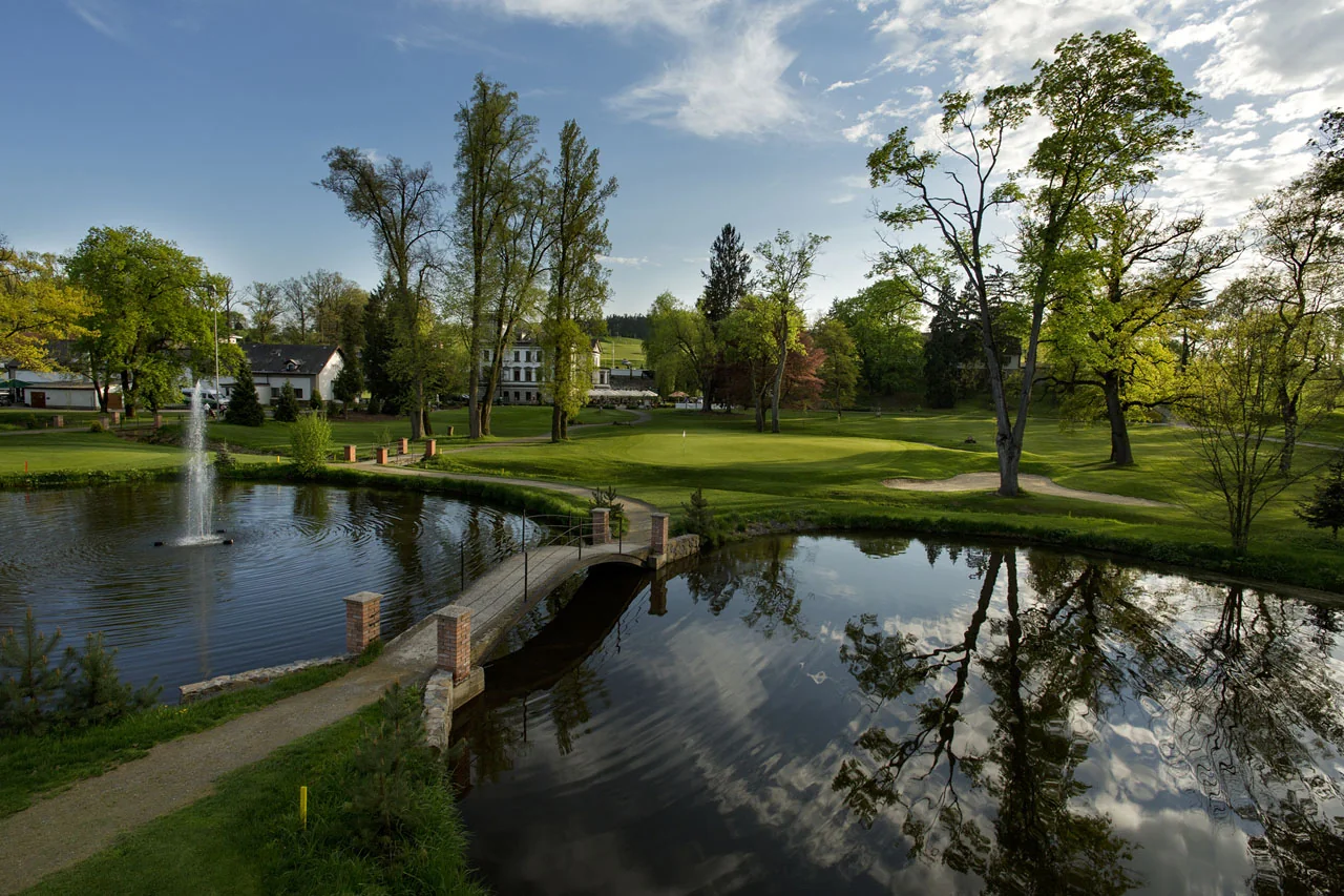 Park och hotellmiljö på Golf & Spa Resort Konopiště